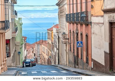 Ulice ve španělském městě s výhledem na moře, La Orotava, Kanárské ostrovy, Španělsko