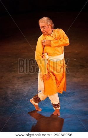 CHENNAI, Indien - DECEMBER 28: Indisk klassisk dans Kathak preformance af berømte eksponent Bhirju Ma