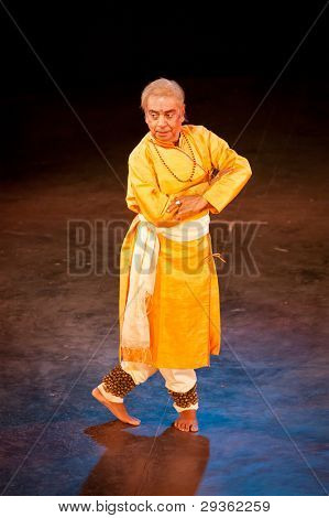 CHENNAI, Indien - DECEMBER 28: Indisk klassisk dans Kathak preformance af berømte eksponent Bhirju Ma