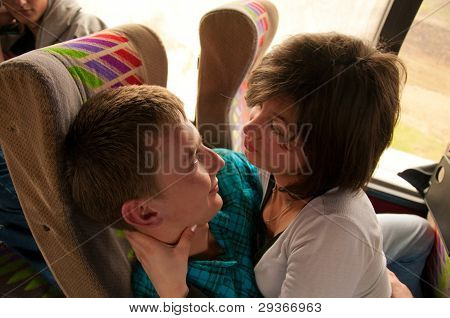 Coppia, condivisione di amore nel bus