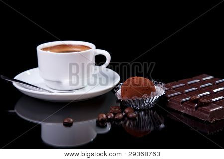กาแฟกับช็อคโกแลต - Brigadier บนพื้นสีดำกับผู้