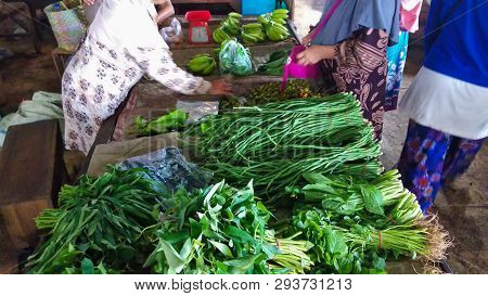Kota Bengkulu, Indonesian - 31 March 2019 - Buying And Selling Transactions Between Female Vegetable