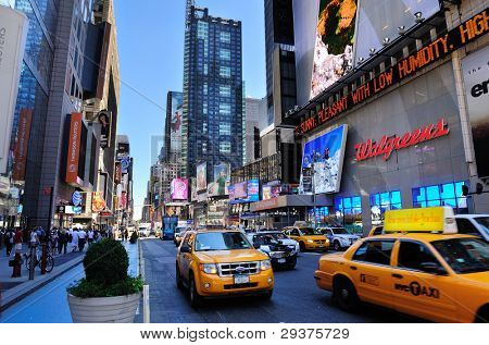 นิวยอร์กซิตี้ NY - 12 aug:42 ถนนจราจรและโฆษณาบน 12 สิงหาคม 2011 ในนิวยอร์ก 