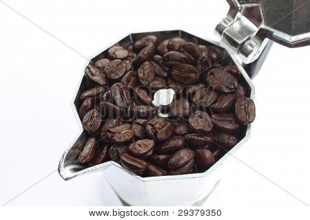 kaffekanna och kaffebönor