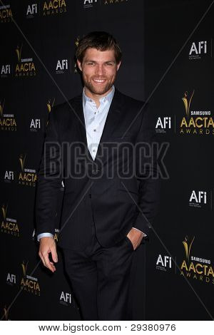 LOS ANGELES - JAN 27: Liam McIntyre ankommer til den australske ACADEMY INTERNATIONAL AWARDS på Soho 