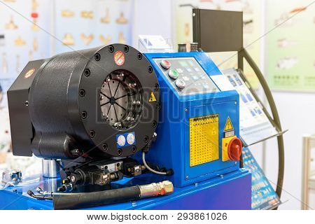 Close Up Crimp Head Of Automatic Hydraulic Rubber Hose Crimping Machine For Industrial