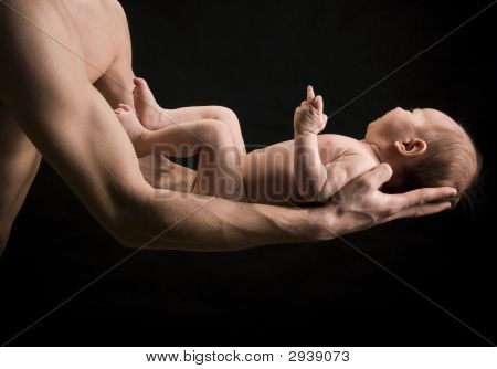 Bébé donnant le doigt du milieu