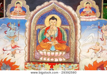 Buddhas gemalt an der Wand in einem Kloster