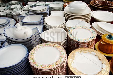 En masse porcelæn visning til salg