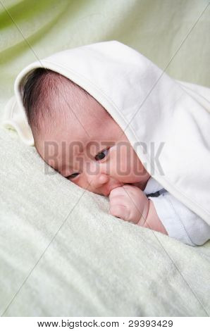 เด็กทารกที่ครอบคลุม ด้วยผ้าห่ม