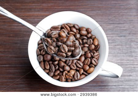 Widok z góry ziaren kawy Spoonfull