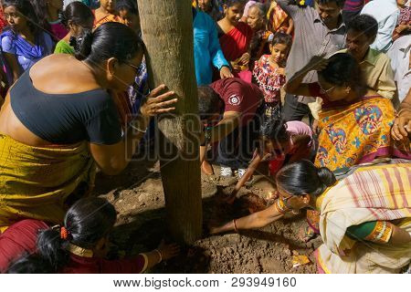 Howrah,west Bengal, India - April 15th, 2018 : Women Praying To Wood - During Gajan And Charak Puja-