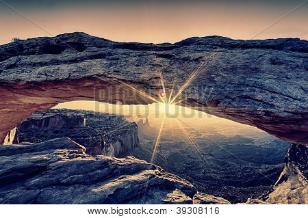 Neskutečné Mesa Arch