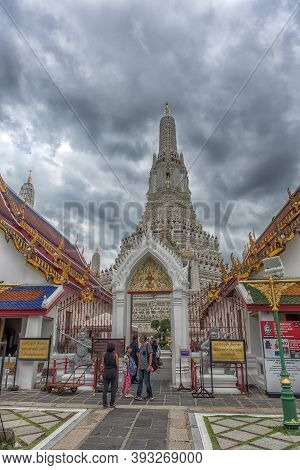 Thailand, Bangkok 20,08,2018  Wat Arun Ratchawararam, A Buddhist Temple In Bangkok, Thailand