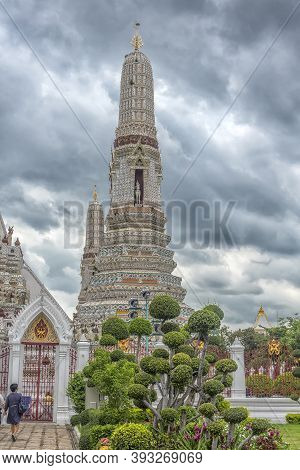 Wat Arun Ratchawararam, A Buddhist Temple In Bangkok, Thailand