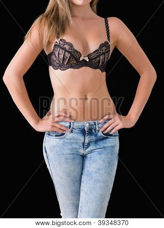 Close-up della donna che indossa jeans e reggiseno