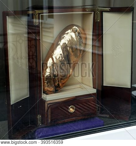 Kiev, Ukraine October 12, 2019: Golden Bread Loaf Of Exiled President Of Ukraine Yanukovych In Mizhh