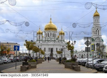 Rostov-on-don, Russia-oktober 24, 2020: Autumn Has Come To The City. Citizens Walk On Soborny Lane