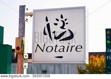 Bordeaux , Aquitaine / France - 11 01 2020 : Notaire Sign Text And French Logo On Panel Board Front 