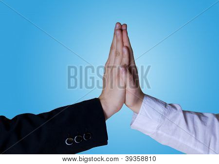Due mani di Business simboleggiano il successo