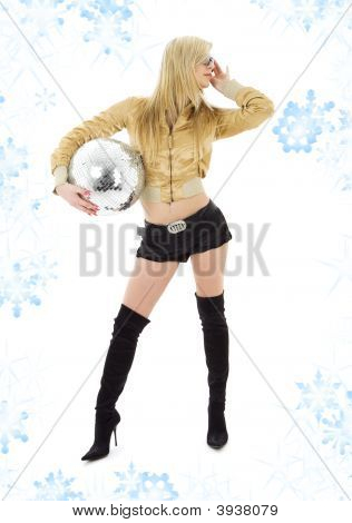 Ragazza d'oro giacca con sfera da discoteca