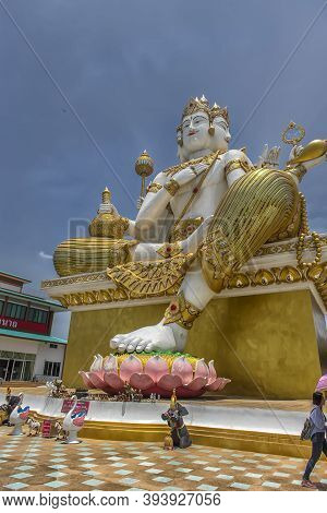 Thailand, Chachoengsao 16,08,2019 At Wat Saman Rattanaram In Chachoengsao, There Is A Giant Reclinin
