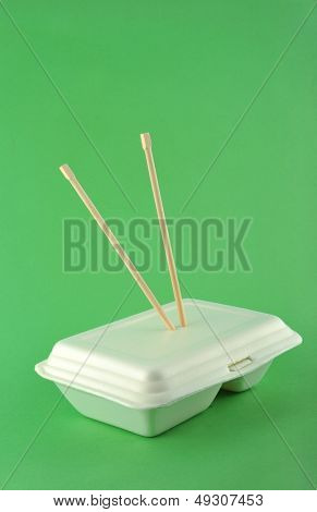 Weiße Lunchbox in grünem Hintergrund