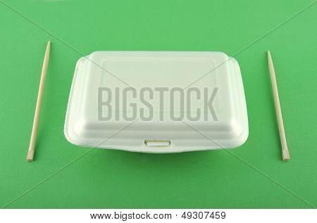 Weiße Lunchbox in grünem Hintergrund