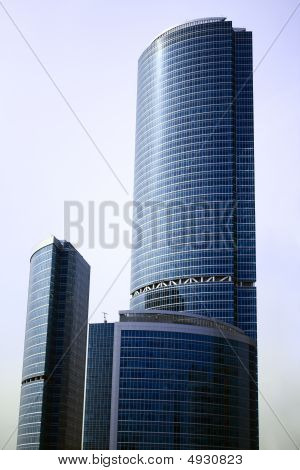 Nuevo centro de negocios de rascacielos en la ciudad de Moscú