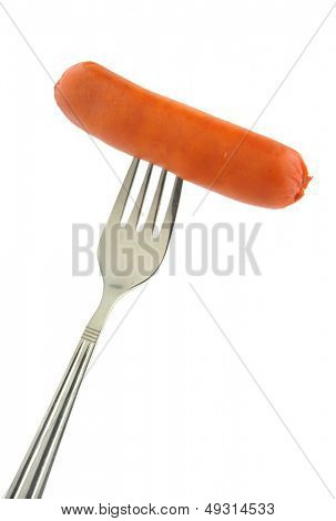 Gros plan de saucisse et fourche isolé sur fond blanc