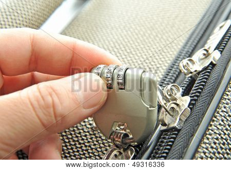 Cadeado com figuras em close-up mala moderna