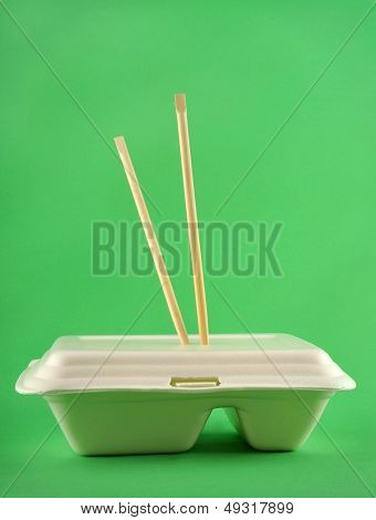 Weiße Lunchbox in grünem Hintergrund