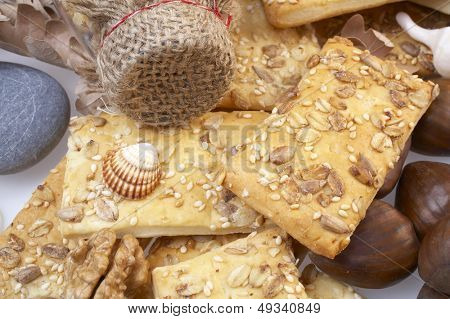 glanzende kastanjes, kernel, crackers en schelpen