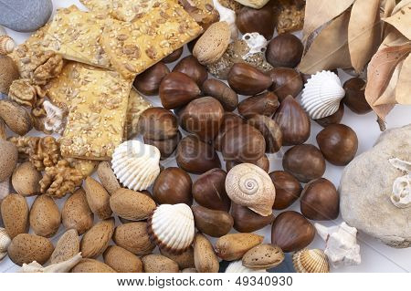 glanzende kastanjes, amandelen, kernel, crackers en schelpen