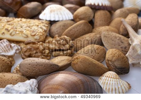 glanzende kastanjes, amandelen, kernel, crackers en schelpen