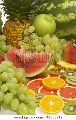 Gran variedad de frutas frescas y verduras, agua gotas visibles al 100 %