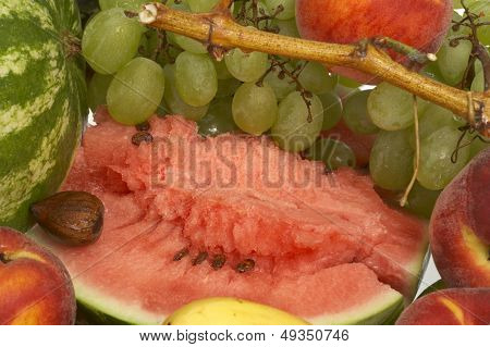 Gran variedad de frutas frescas y verduras, agua gotas visibles al 100 %