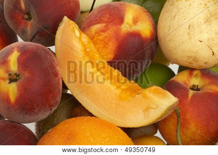 Gran variedad de frutas frescas y verduras, agua gotas visibles al 100 %