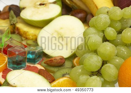 Gran variedad de frutas frescas y verduras, agua gotas visibles al 100 %