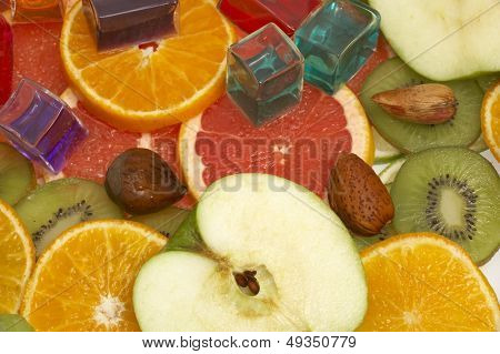 Gran variedad de frutas frescas y verduras, agua gotas visibles al 100 %