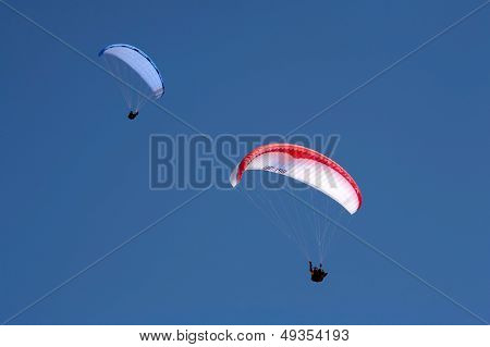 bunte Fallschirme im blauen Himmel