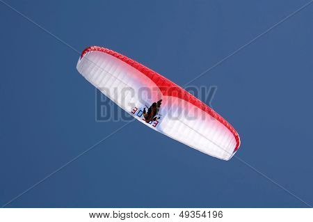 bunte Fallschirm in den blauen Himmel