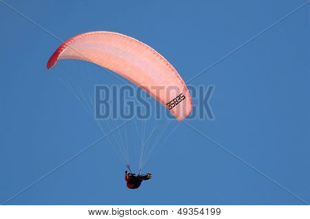 bunte Fallschirm in den blauen Himmel