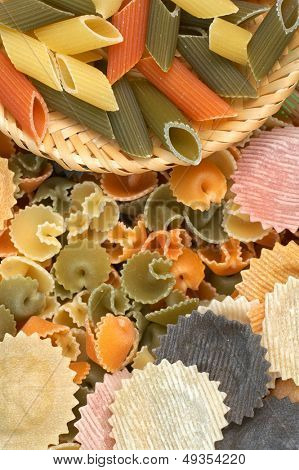 asorted renkli pişmemiş makarna
