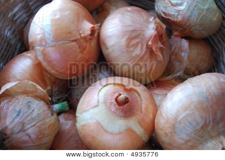 Cebolas em uma cesta trançada marrom