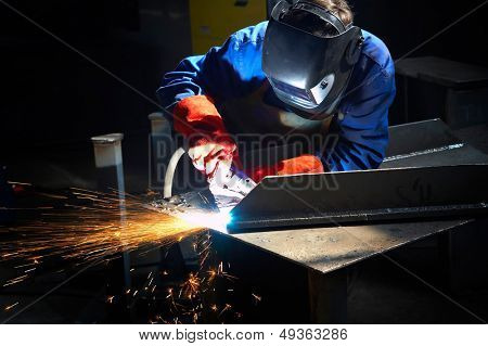 Arbeiter Schleifen/Schweißen Metall und Funken, die Verbreitung