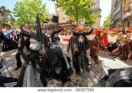 ragazza che balla durante una fiesta spagnola - Mori e cristiani - aprile 2008, alcoy-Spagna