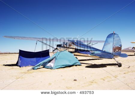 ตั้งแคมป์ที่สนามบิน