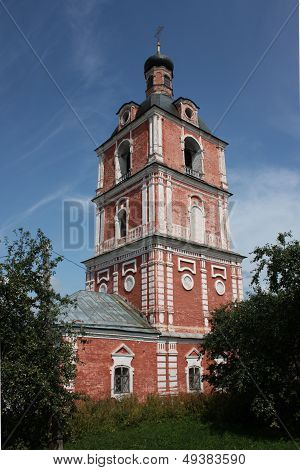 Russia, regione di Jaroslavl, Pereslavl '. Monastero di Goritskii. Chiesa dell'Epifania con una torre campanaria