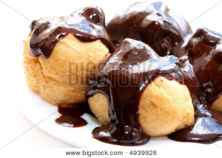 Profiteroles frescos com molho de Chocolate quente.